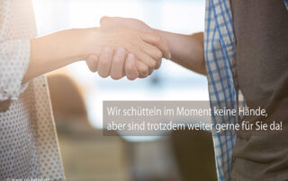 Zwei Menschen schütteln sich die Hand zum Gruß.