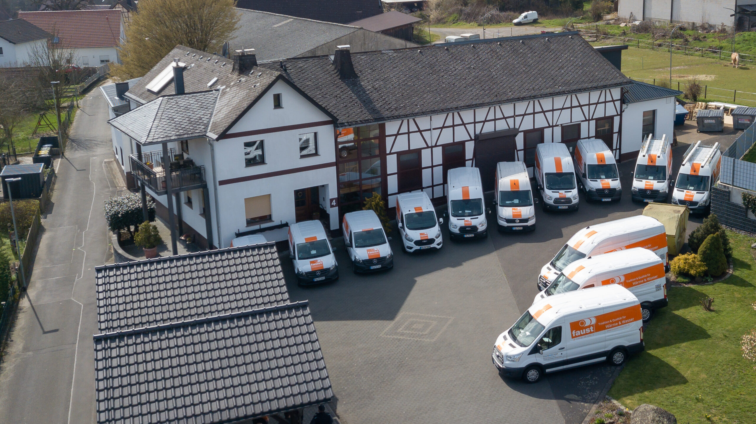 Im Innenhof der Firma Faust in Büdingen-Wolferborn stehen alle Firmenfahrzeuge nebeneinander.