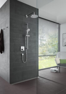 Bad und Sanitärtechnik mit grauen Fliesen und moderner Walk-In-Dusche und Regenbrause.