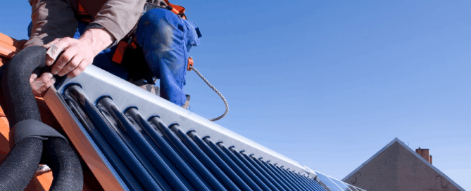 solar-solarthermie-dach-handwerker-installation