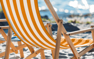 auszeit-sommer-liegestuhl-strand-sonne