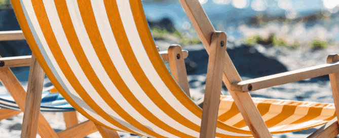 auszeit-sommer-liegestuhl-strand-sonne