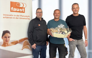 Zur Feier des Tages gab es für Stephan Mehmel (Mitte) auch einen Geschenkkorb. Die beiden Geschäftsführer Stephan Faust (li.) und Peter Reichert (re.) überreichten dem Jubilar einen Geschenkkorb für seine 40-jährige Firmenzugehörigkeit.