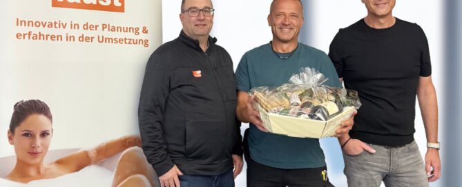 Zur Feier des Tages gab es für Stephan Mehmel (Mitte) auch einen Geschenkkorb. Die beiden Geschäftsführer Stephan Faust (li.) und Peter Reichert (re.) überreichten dem Jubilar einen Geschenkkorb für seine 40-jährige Firmenzugehörigkeit.