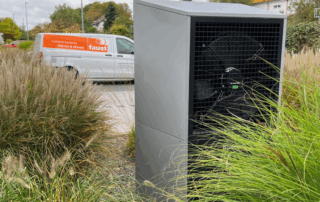 Eine Buderus-Wärmepumpe, installiert von der Firma Faust mit Unterstützung des Bauunternehmens Gaul, an ihrem neuen Standort.