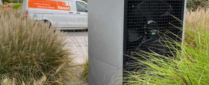 Eine Buderus-Wärmepumpe, installiert von der Firma Faust mit Unterstützung des Bauunternehmens Gaul, an ihrem neuen Standort.