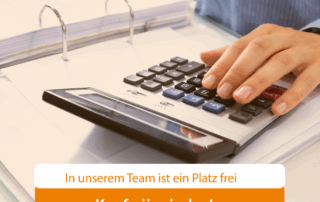 Buchhaltung bei der Faust Betriebs-GmbH - eine Person bedient einen Taschenrechner während sie gleichzeitig schreibt.