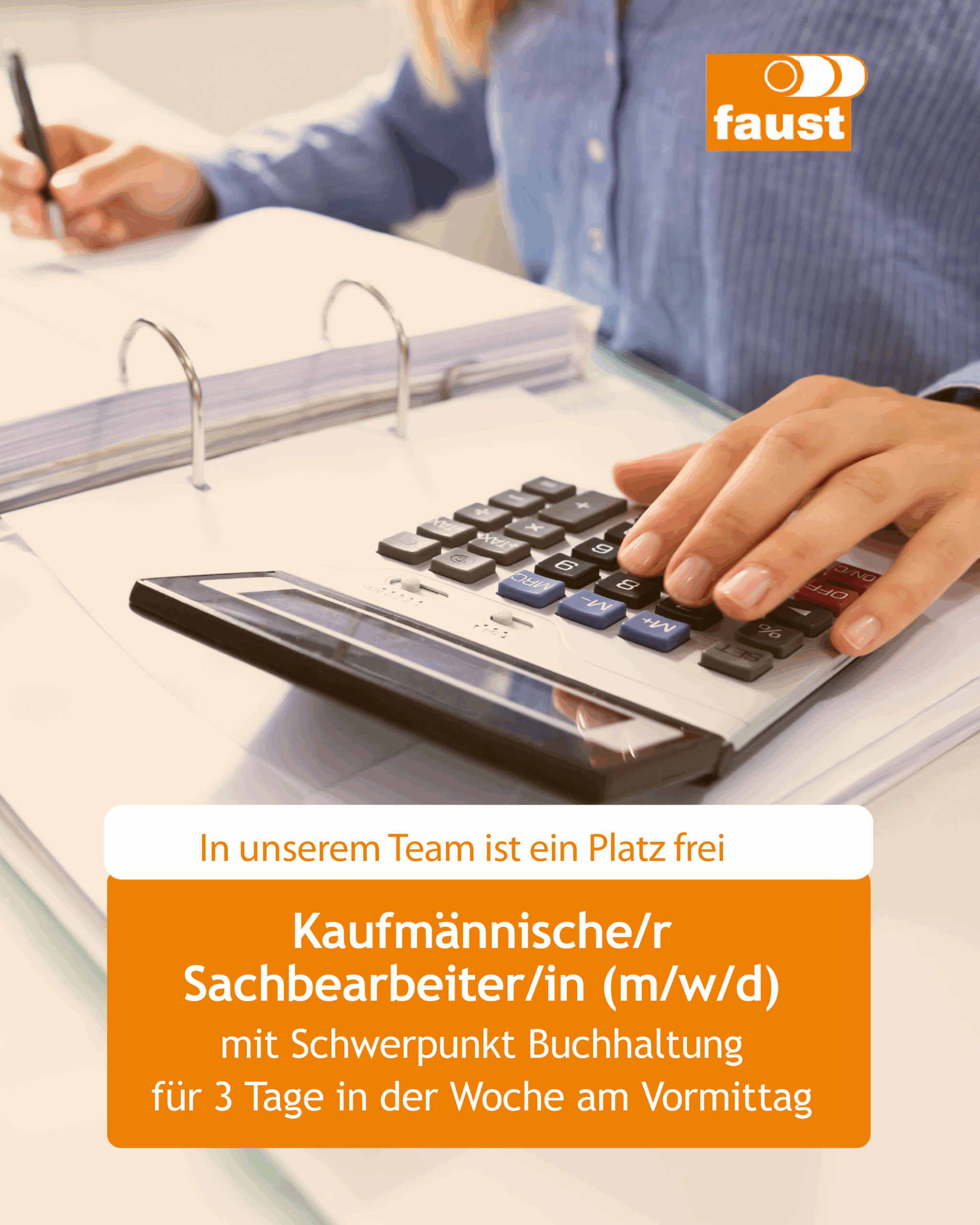 Wir suchen Verstärkung im Büro Buchhaltung bei der Faust Betriebs-GmbH - eine Person bedient einen Taschenrechner während sie gleichzeitig schreibt.