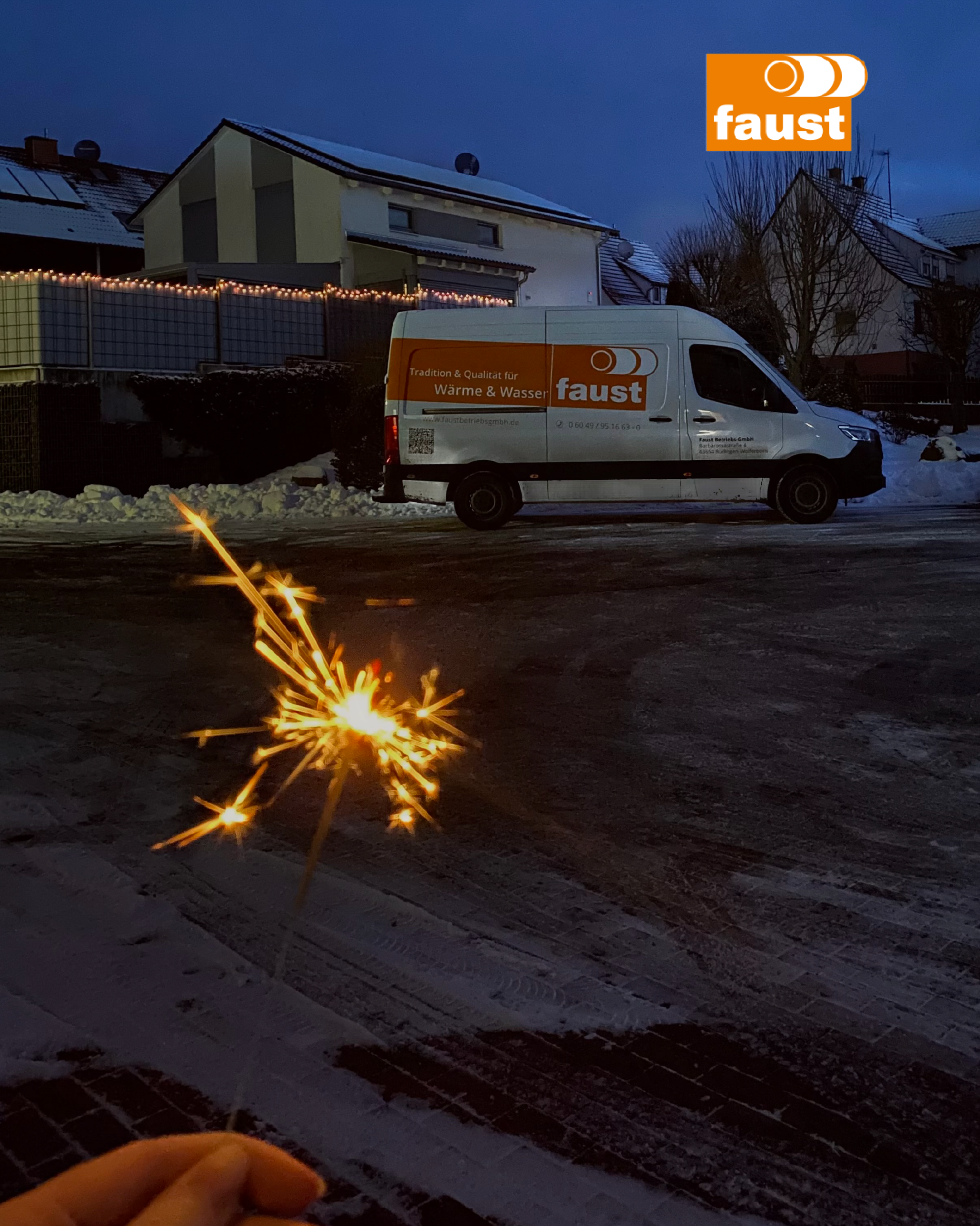 Ein Wunderkerze vor einem Firmenfahrzeug.